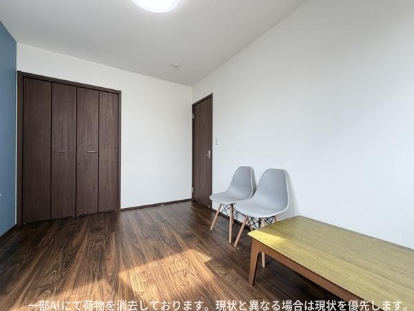 須賀二丁目　戸建ての洋室|ナチュラルな木目調のフローリングが魅力的な洋室です。収納スペースがありお部屋の使い勝手も考えられています。