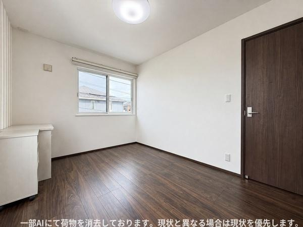 須賀二丁目　戸建ての洋室|シンプルな内装で家具やインテリアを合わせやすい洋室。窓からやわらかな光が入り、自分らしいお部屋づくりを楽しめます。