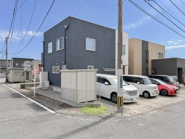 須賀二丁目　戸建てのその他|スタイリッシュな外観が特徴的な住宅です。整った駐車スペースが複数台分確保されています。住宅街の一角に位置し道幅もゆとりがあります。シンプルな色合いが周囲の景観と調和しています。