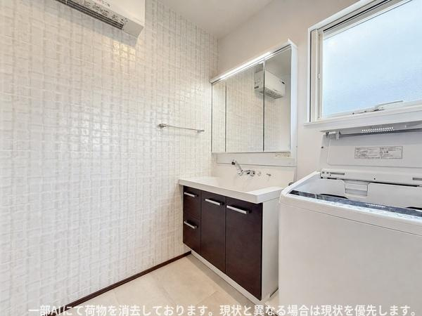 須賀二丁目　戸建ての独立洗面台|窓のある明るい洗面スペース。身支度から洗濯までをスムーズに行いやすく、毎日の家事を気持ちよくこなせる空間です。