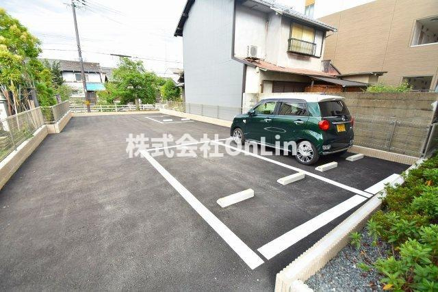 リバーサイド東久宝寺十番館の駐車場