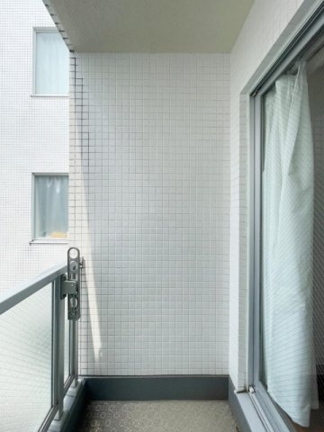 【バルコニー】 | 暖かな日差しのふりそそぐバルコニー