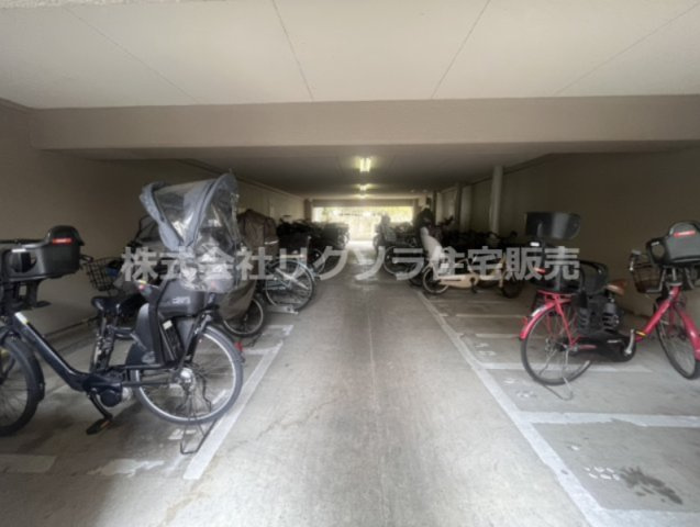 オークヒルズ香里四番館の駐輪場|■物件内覧・資金計画相談・住宅ローン相談、リフォーム相談、お問合せ受付中■
※当日・翌日のご内覧、ご相談はお電話でのお問合せがスムーズです！