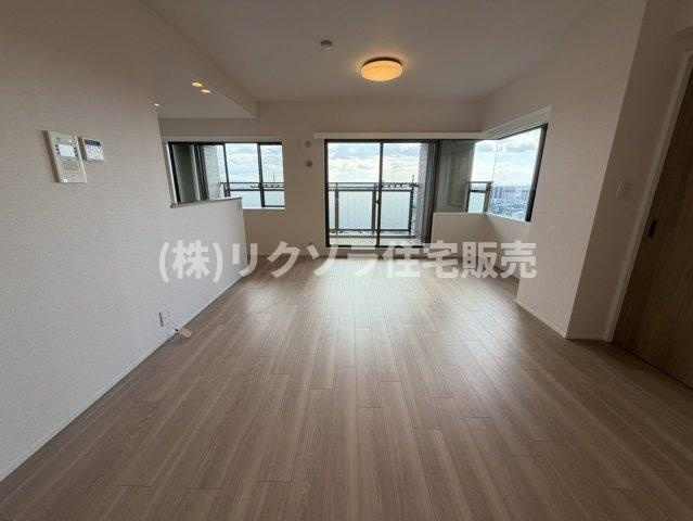 オークヒルズ香里四番館の居間・リビング|LDK18.7帖
■物件内覧・資金計画相談・住宅ローン相談、リフォーム相談、お問合せ受付中■
※当日・翌日のご内覧、ご相談はお電話でのお問合せがスムーズです！