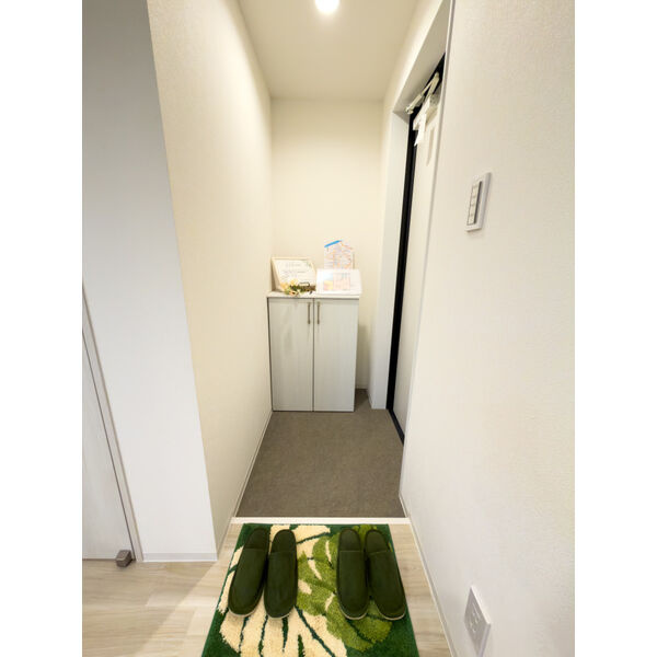 茜さす春のセラヴィの玄関