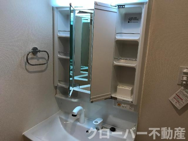 ルピナス　Ａの洗面所|三面鏡