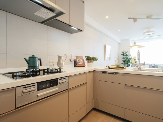 グランドメゾン永福町のキッチン|グランドメゾン永福町：Ｌ字型システムキッチンは収納力もありキッチン用品もスッキリ収納可能です！
