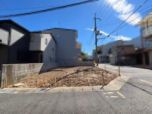 向日市寺戸町西野辺の外観|間口が広く、建物プランの選択肢が広がります。
見通しのよい前面道路で、現地の開放感も魅力です。