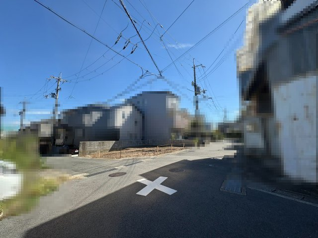 向日市寺戸町西野辺の前面道路含む現地写真|建築条件無売土地のため、お好きな工務店・ハウスメーカーで建築可能です。
