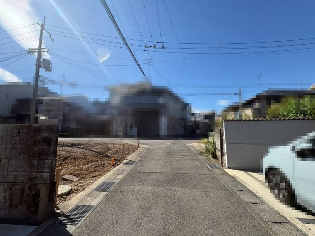向日市寺戸町西野辺の前面道路含む現地写真|駐車スペースやお庭など、暮らしに合わせた配置をご検討いただけます。