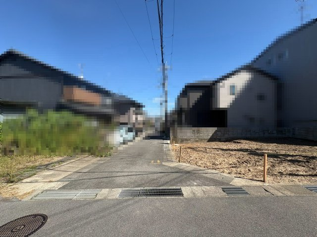 向日市寺戸町西野辺の前面道路含む現地写真|売土地周辺は戸建て住宅が建ち並ぶ住宅地です。