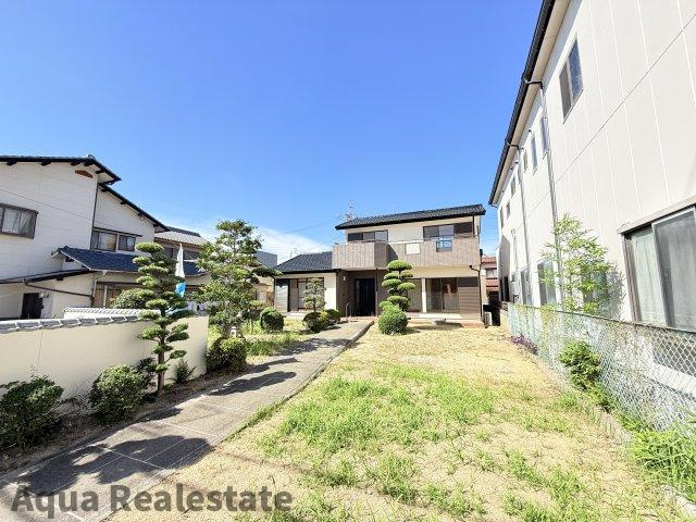 坂出市宮下町　リノベ住宅の庭|きれいな玄関です