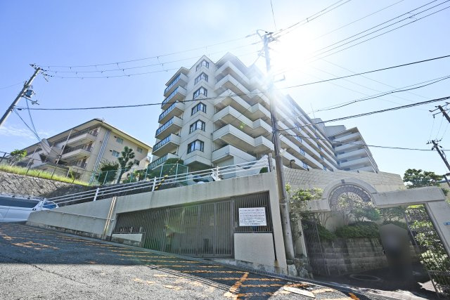 サンヴェール千里山の外観|阪急「千里山」駅から徒歩9分の立地で、通勤・通学やお出かけにも便利。2026年4月リフォーム済みのため、きれいに整えられた室内で新生活をスタートできます。ぜひ一度ご見学ください。