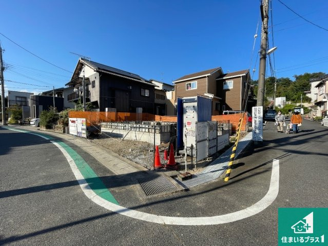 大津市衣川　第2期　新築一戸建ての前面道路含む現地写真|周辺は落ち着いた街並みの住宅地！子育てがしやすい住環境です！まだ未完成ですが、現地でしかわからない事もございます。是非一度ご覧ください。
