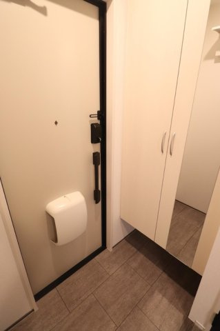 D-roomNext小郡【キャッシュバック対象物件】の玄関|明るい玄関です