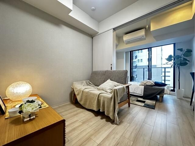 ＯＮＥ　ＲＯＯＦ　ＲＥＳＩＤＥＮＣＥ　ＮＩＳＨＩＮＩＰＰＯＲＩの居間・リビング