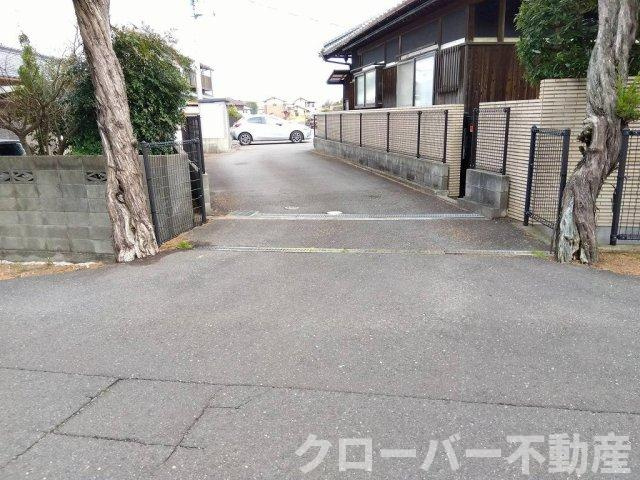 レオパレスサンクローバーの駐車場