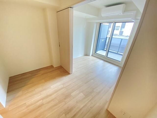 ＯＮＥ　ＲＯＯＦ　ＲＥＳＩＤＥＮＣＥ　ＮＩＳＨＩＮＩＰＰＯＲＩの居間・リビング