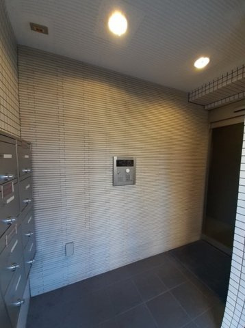 台東区東浅草２丁目の賃貸マンションのエントランス