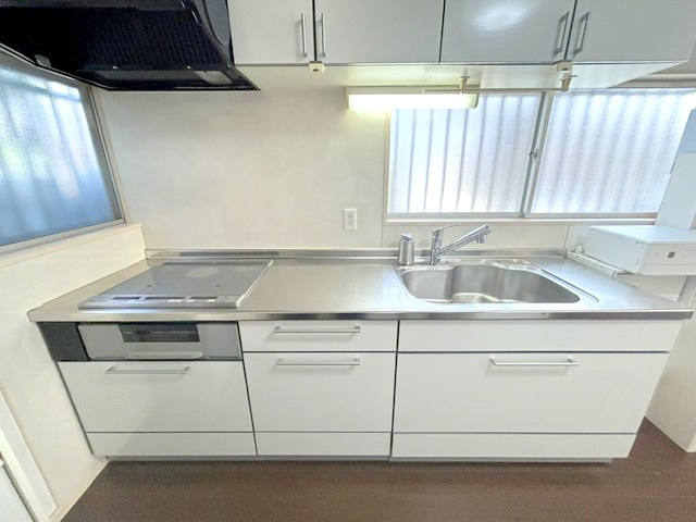 【キッチン】 | 長尾西町2丁目 戸建 | 広々としていて作業のしやすいキッチンです！