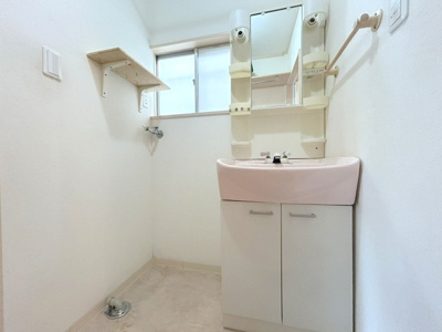 【独立洗面台】 | 長尾西町2丁目 戸建 | 洗面室にも窓がございますので、換気もバッチリです！