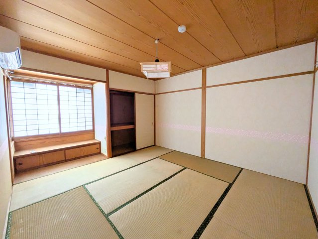 クリスタルコート道後’90の和室|出窓から優しい光が差し込む落ち着いた和室です。収納スペースを備え客間やお子様の遊戯室にも適しています