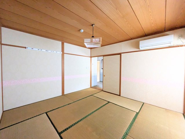 クリスタルコート道後’90の和室|季節を問わず快適に過ごせる畳敷きの空間。長押付きで衣服や小物の掛け掛けにも便利です。