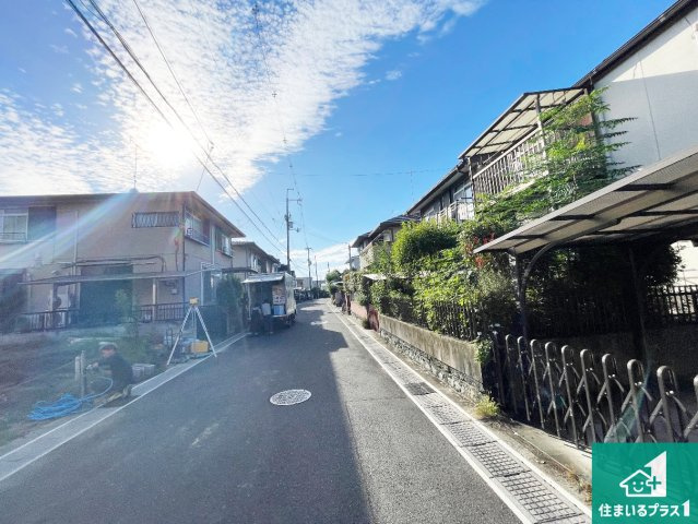 宇治市伊勢田町砂田　第3期　新築一戸建ての前面道路含む現地写真|周辺は落ち着いた街並みの住宅地！子育てがしやすい住環境です！まだ未完成ですが、現地でしかわからない事もございます。是非一度ご覧ください。
