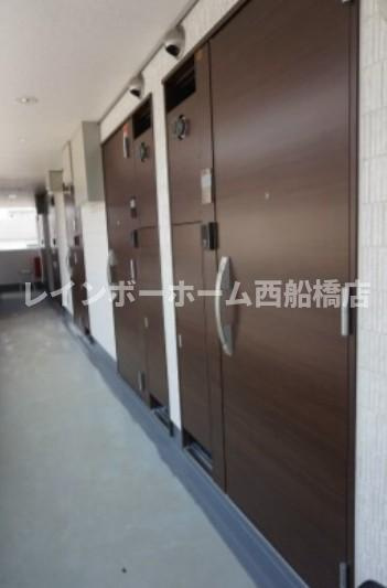 船橋市前原西３丁目の賃貸マンションのエントランス