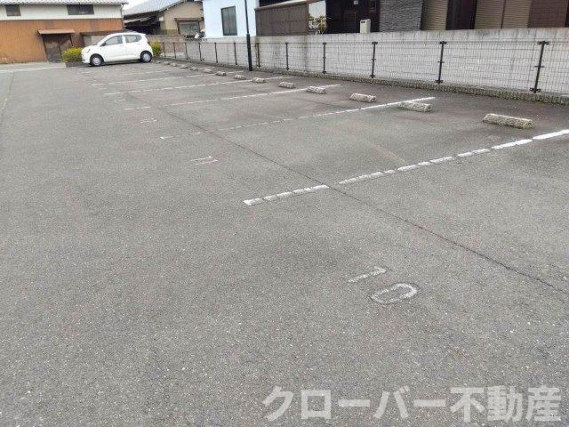レオパレスブレッツァ　イーストの駐車場