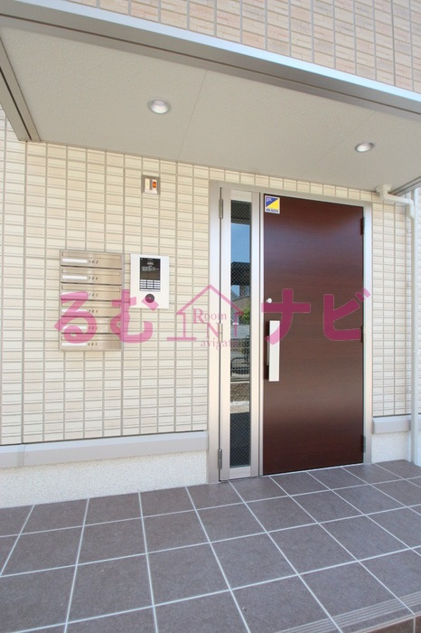 那珂川市片縄２丁目のアパートのエントランス