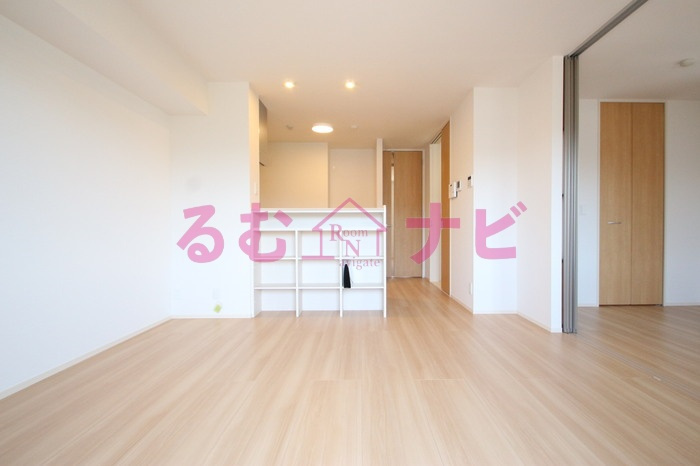 那珂川市片縄２丁目のアパートの居間・リビング