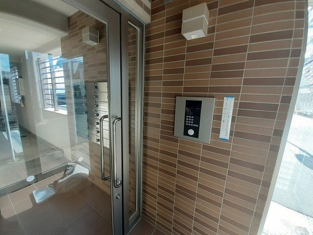 グランツ堀田のエントランス