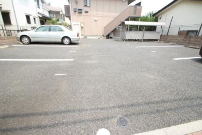 クレールセゾンの駐車場