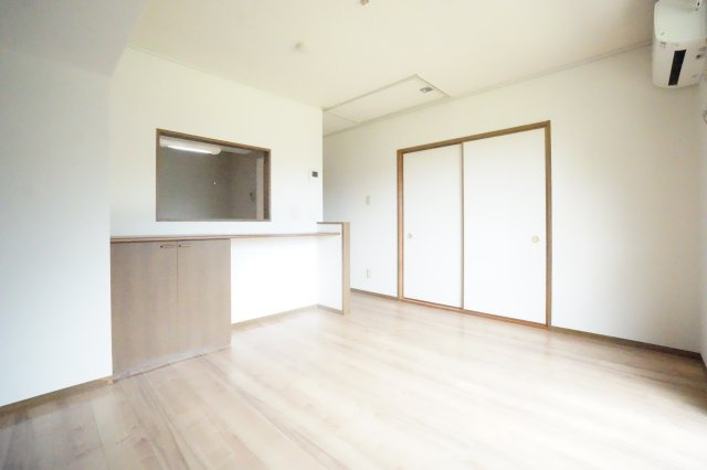 【居間・リビング】 | ラフィネ C | ※同物件・反転タイプの写真です。