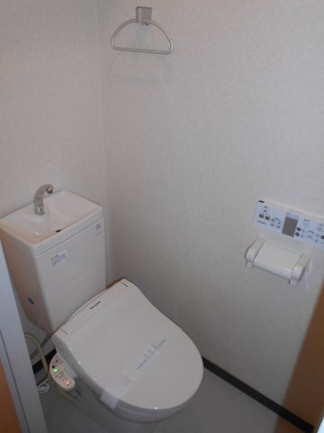 板橋区幸町の賃貸マンションのトイレ|温水洗浄便座は残置物
