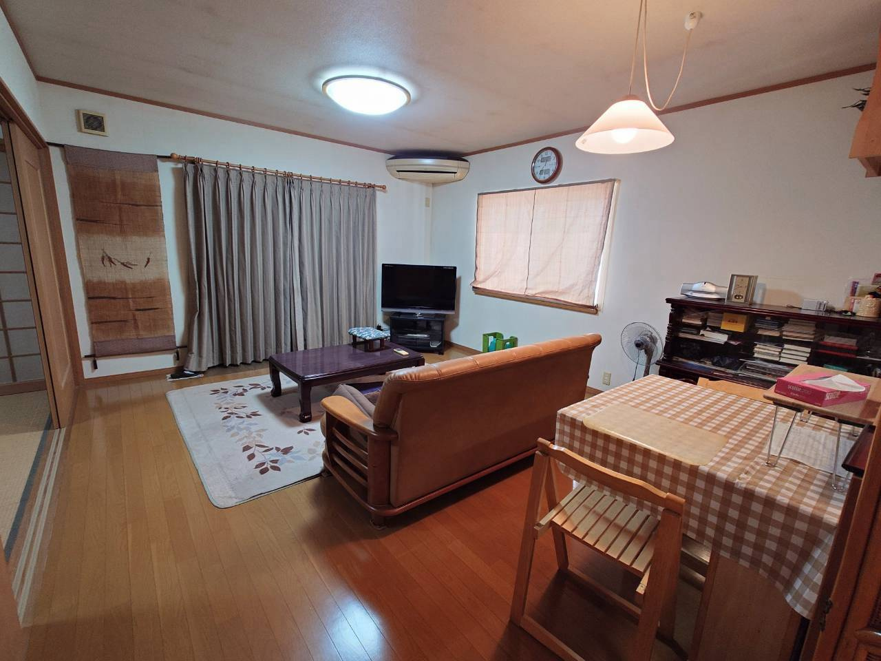中間市朝霧２丁目中古戸建　【中間市　中古戸建て】の居間・リビング|【令和８年10月1日撮影】
南向きのリビングです♪【中間市　中古戸建て】