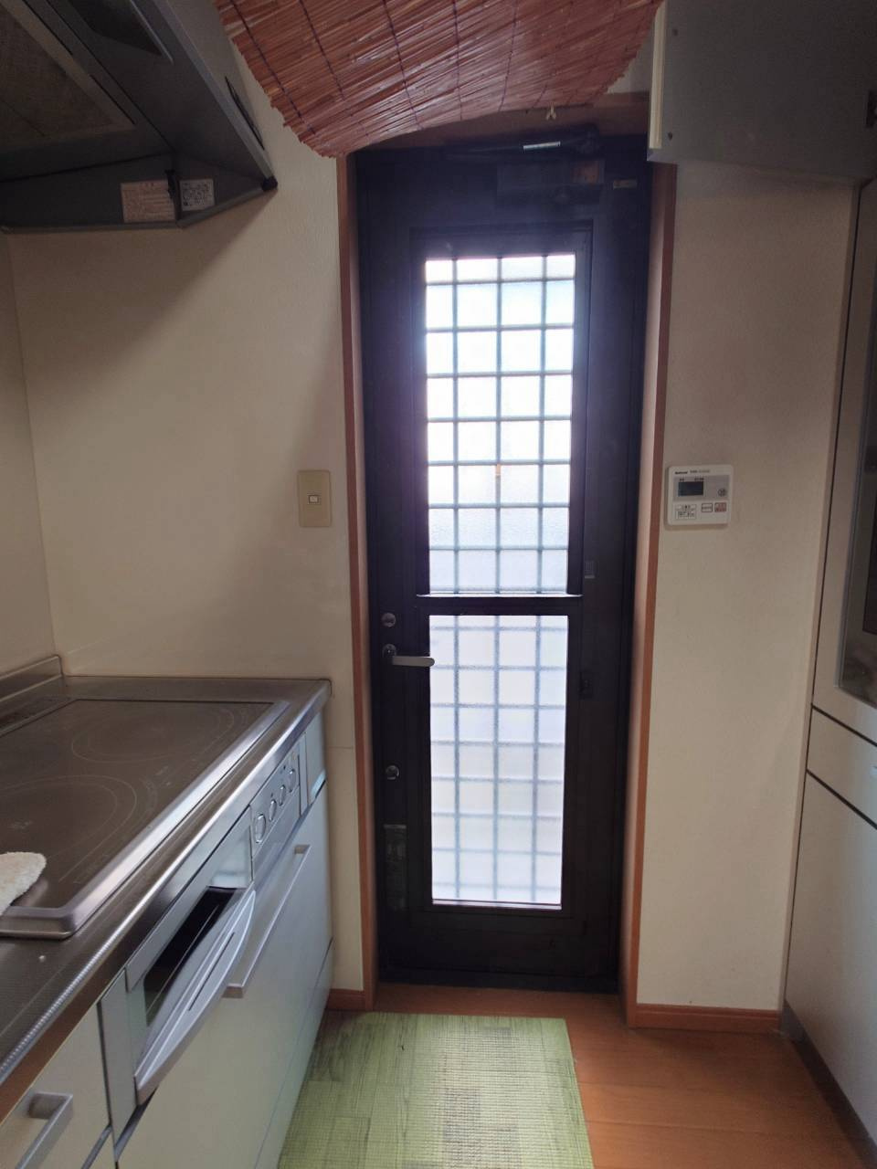 中間市朝霧２丁目中古戸建　【中間市　中古戸建て】のキッチン|【令和８年10月1日撮影】
キッチンには勝手口があるので便利♪【中間市　中古戸建て】