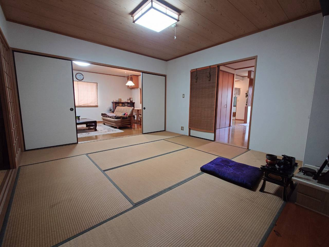 中間市朝霧２丁目中古戸建　【中間市　中古戸建て】の和室|【令和８年10月1日撮影】
LDK併設の和室は８帖あって仏間もあります♪【中間市　中古戸建て】