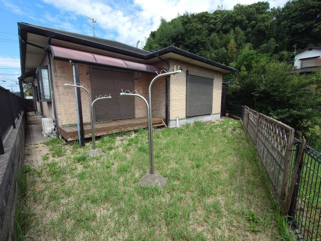 中間市朝霧２丁目中古戸建　【中間市　中古戸建て】の庭|【令和８年10月1日撮影】
高低差のある南側に庭もあるので、洗濯物も干しやすいです♪【中間市　中古戸建て】