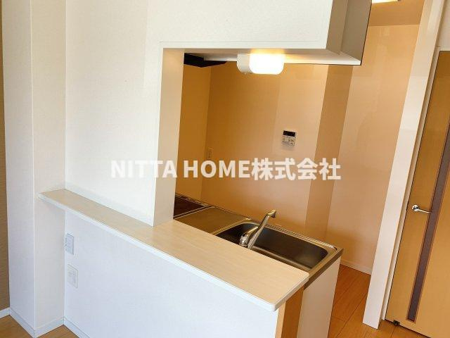 タキハウス（Ｔａｋｉ　Ｈｏｕｓｅ）の居間・リビング|１０帖のリビングルームにカウンターキッチンを採用＊