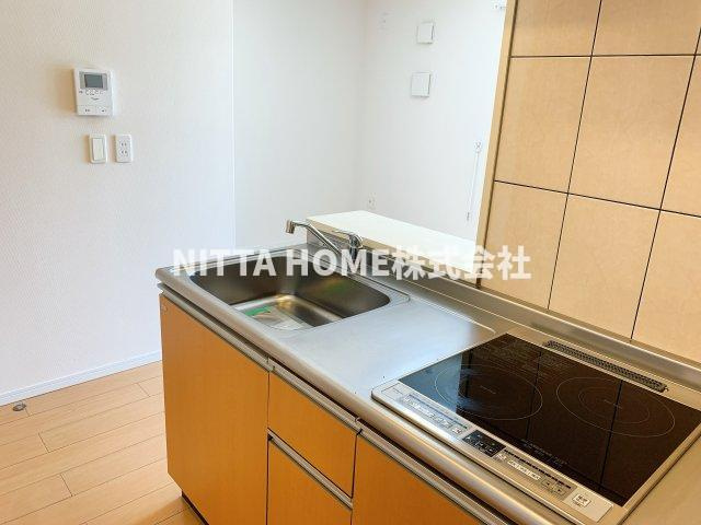 タキハウス（Ｔａｋｉ　Ｈｏｕｓｅ）のキッチン|２口ＩＨコンロ付きのシステムキッチン付き♪