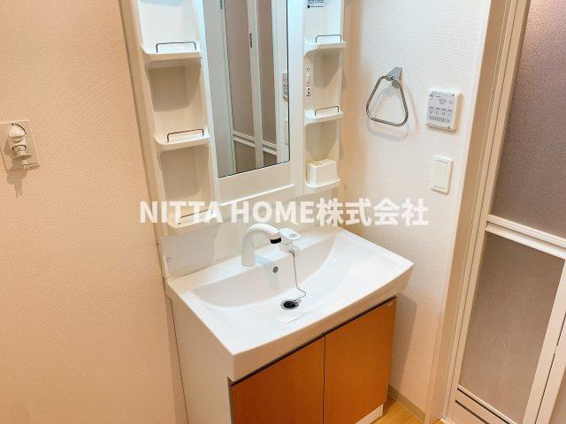 タキハウス（Ｔａｋｉ　Ｈｏｕｓｅ）の洗面所|シャワー付き洗面台で身支度はバッチリ◎
