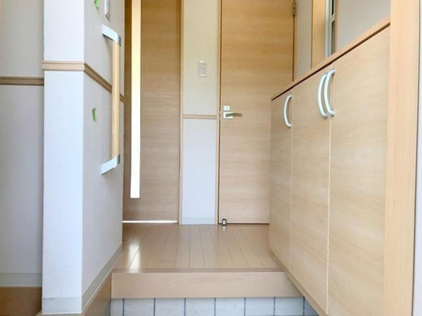 炭家長良町１丁目Ｃの玄関