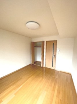 【居間・リビング】 | フェルテ桃園 | 7帖のきれいな洋室。