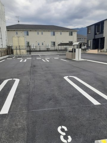 メゾンド吉井の駐車場