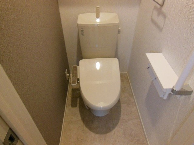 落ち着いた色調のトイレです