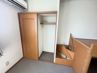 明るい色調の室内です