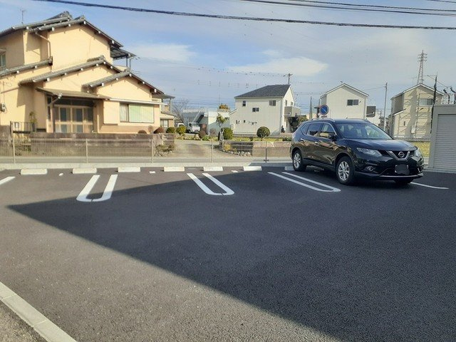 車をお持ちの方に嬉しい駐車場付きの物件です