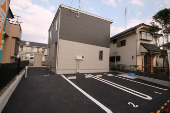 駐車場は建物すぐ横。
